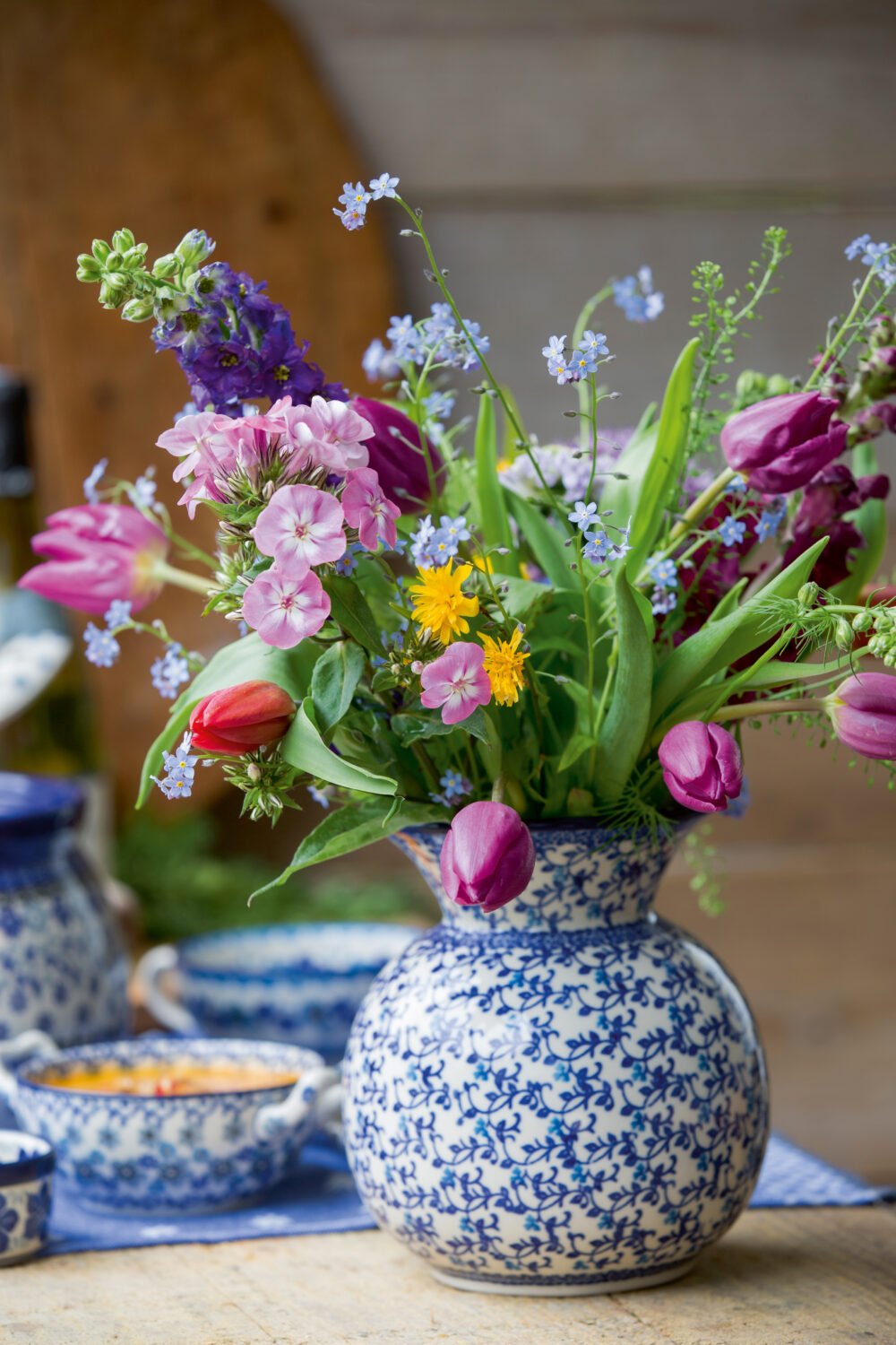 Tulips-ceramic-vase-round-blue-white