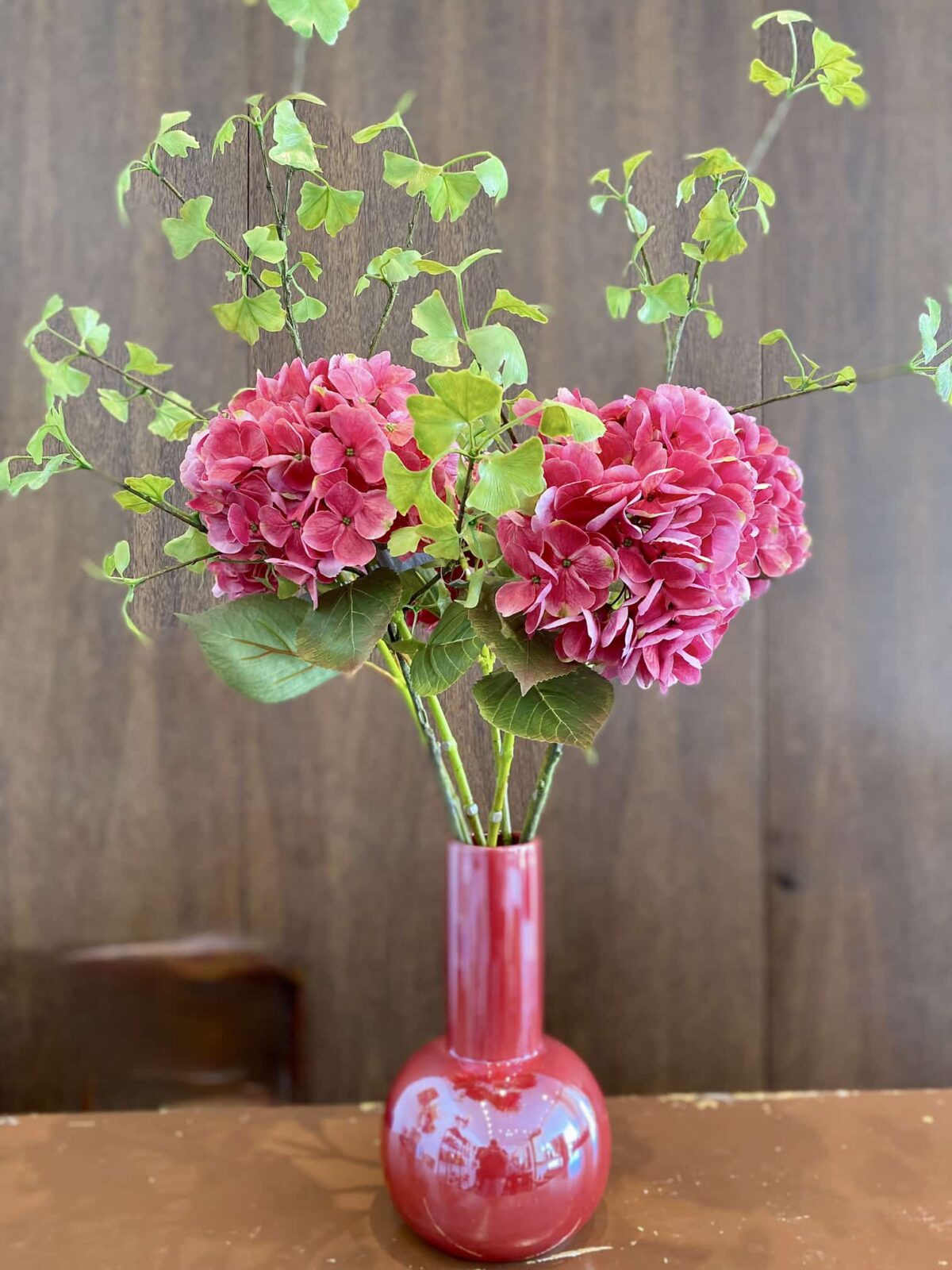 Silka-silk-flowers-pink-red-metaillic-vase-ceramics-hydrangea